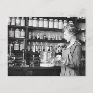 Carte Postale Femme chimiste, 1919