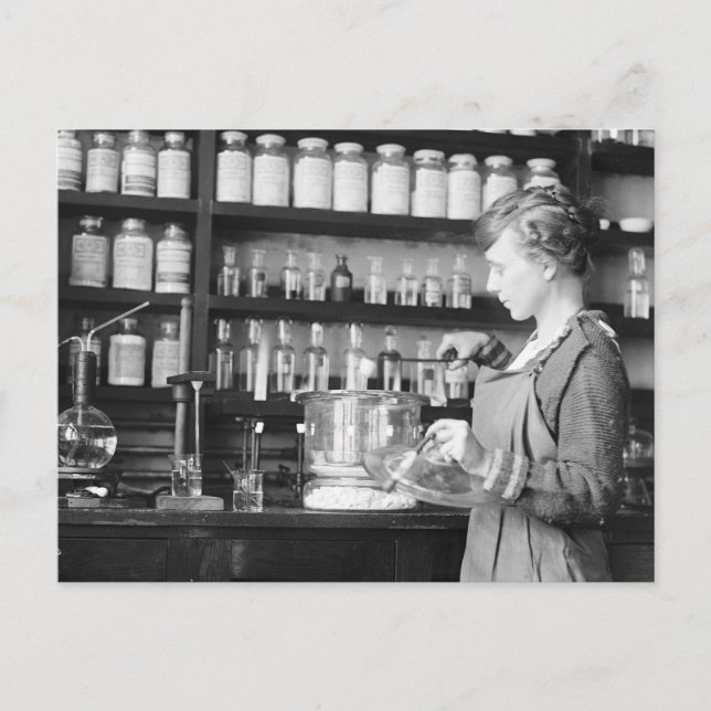Carte Postale Femme chimiste, 1919 (Devant)