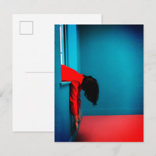 Carte Postale Femme Conceptuelle Minimaliste Moderne en Rouge