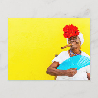 Carte Postale Femme Cubaine Fumant Un Cigar, Arrière - plan Jaun