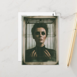 Carte Postale Femme dans une cage s'échappant Art surréaliste