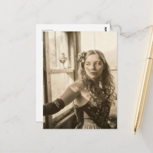 Carte Postale Femme dans une serre sépia vintage