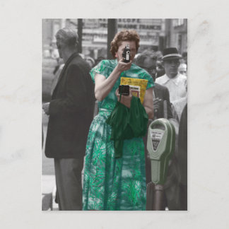 Carte Postale Femme des années 1950 avec caméra vidéo