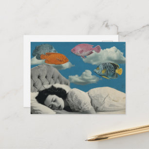 Carte Postale Femme dormant dans l'océan de nuages et de poisson