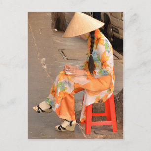 Carte Postale Femme en Casquette orange et conique