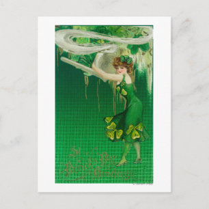 Carte Postale Femme en vert tenant une scène de tuyau