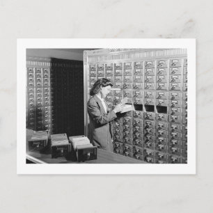 Carte Postale Femme et catalogue de bibliothèque vintage