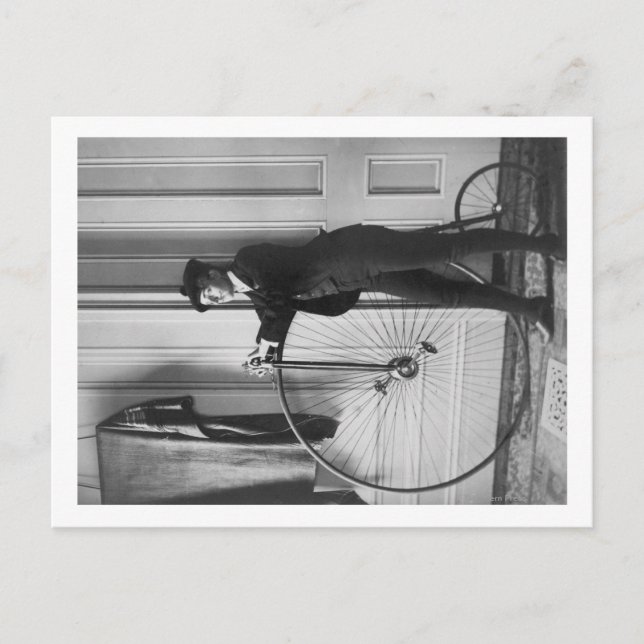 Carte Postale Femme habillée en homme avec une photo à vélo (Devant)