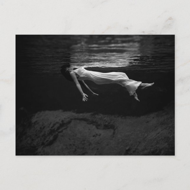 Carte Postale Femme noire et blanche dans l'eau Photographie (Devant)