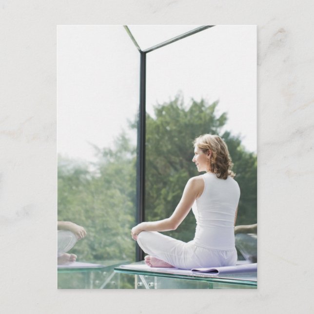 Carte Postale Femme pratiquant le yoga (Devant)