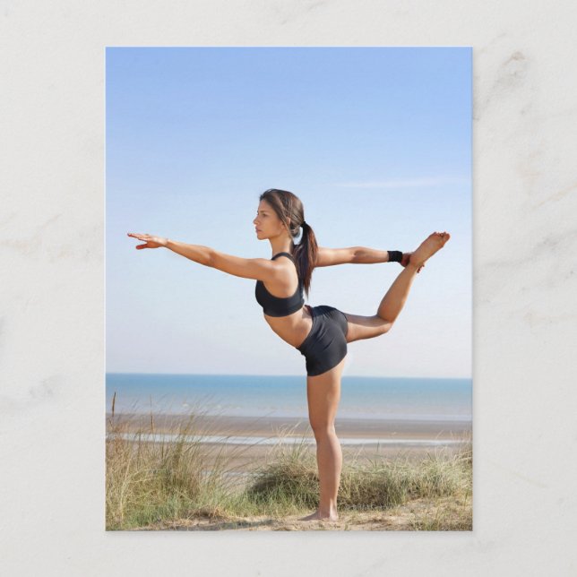 Carte Postale Femme pratiquant le yoga sur la plage (Devant)