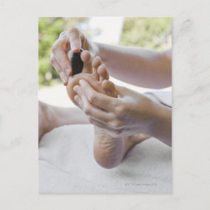 Carte Postale Femme recevant un massage des pieds avec pierre ch
