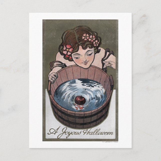Carte Postale Femme regardant dans le tonneau de bois (Devant)