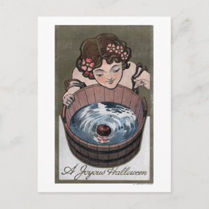 Carte Postale Femme regardant dans le tonneau de bois