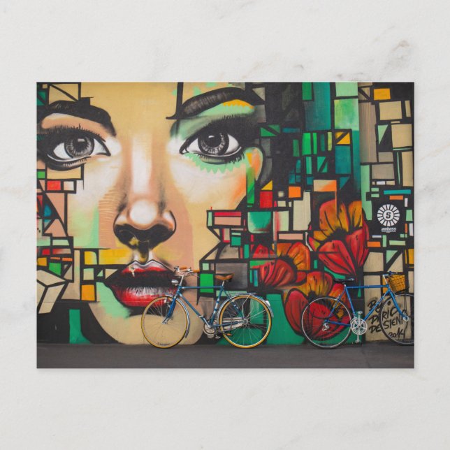 Carte postale Femme regardant des vélos bleus (Sui (Devant)