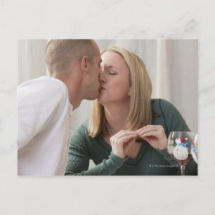 Carte Postale Femme signant le mot 'Kiss' sur le signe américain