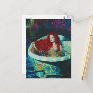 Carte Postale Femme sirène aux cheveux roux dans une baignoire