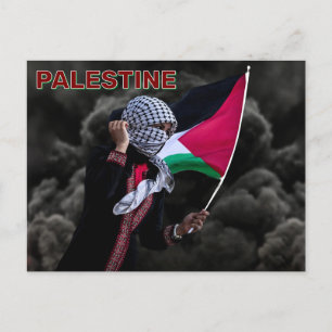 Carte Postale Femme tenant le drapeau palestinien