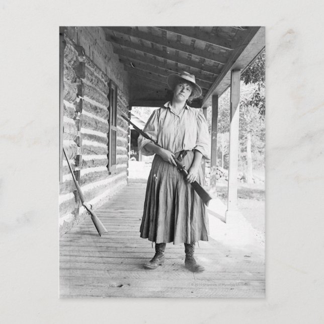 Carte Postale Femme tenant un fusil sur un porche (Devant)