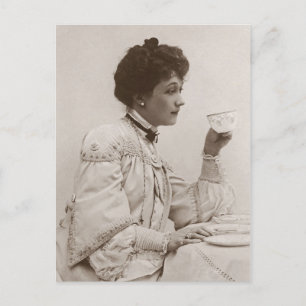 Carte Postale Femme victorienne buvant du thé, photo en noir et
