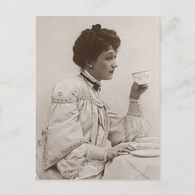 Carte Postale Femme victorienne buvant du thé, photo en noir et  (Devant)