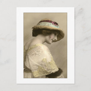 Carte Postale femme victorienne casquette robe perlée