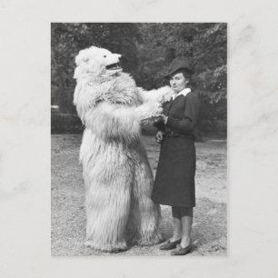 Carte Postale Femme vintage et homme en costume d'ours