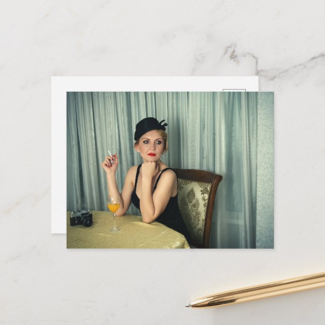 Carte Postale Femme vintage rétro (Devant/Arrière en situation)