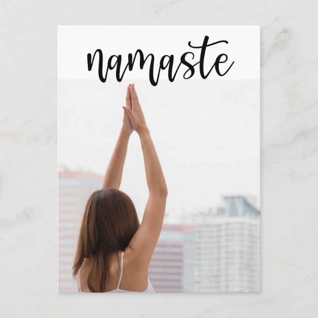 Carte Postale Femme Yoga Namaste posant en yoga (Devant)