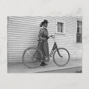 Carte Postale Femmes avec vieux vélo 1898 vintage B&W photo