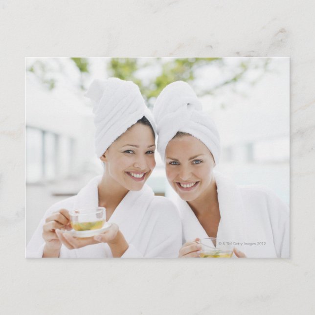 Carte Postale Femmes en peignoirs buvant du thé au spa (Devant)