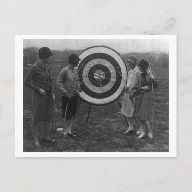 Carte Postale Femmes examinant la cible du tir à l'arc (Devant)