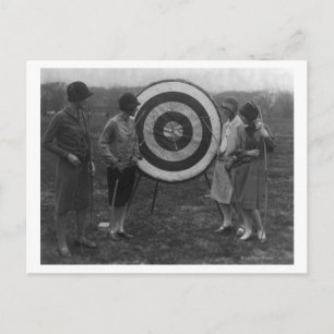 Carte Postale Femmes examinant la cible du tir à l'arc