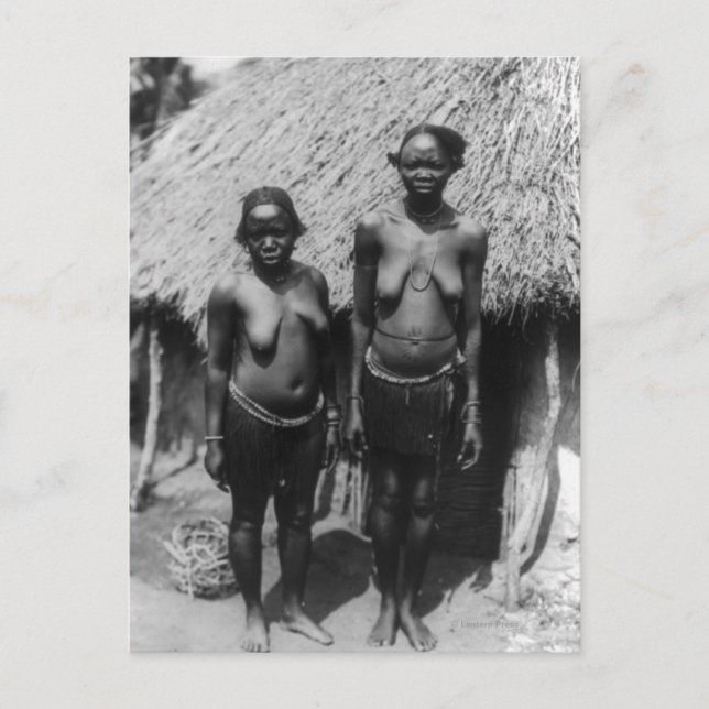 Carte Postale Femmes nubiennes debout devant la cabane (Devant)