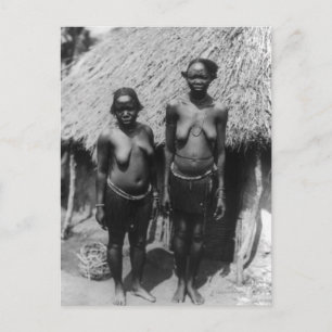 Carte Postale Femmes nubiennes debout devant la cabane