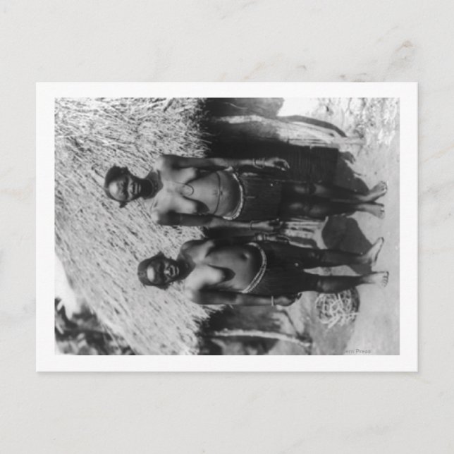 Carte Postale Femmes nubiennes debout devant la photo de la caba (Devant)