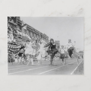 Carte Postale Femmes qui courent de faibles obstacles