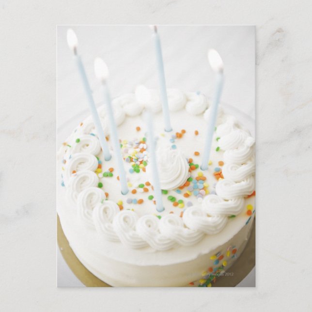 Carte Postale Fermer le gâteau d'anniversaire avec des bougies d (Devant)
