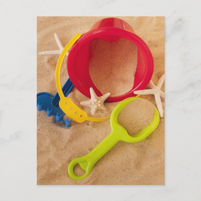 Carte Postale Fermez-vous des jouets sur le sable (Devant)