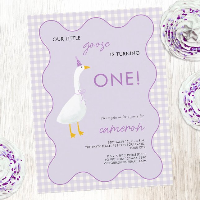 Carte Postale Fête du premier anniversaire de Little Goose Gingh (Little Goose 1st first birthday party invitation with wavy frame and gingham detail)