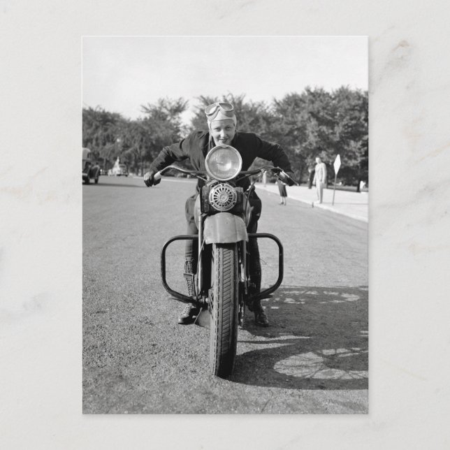 Carte Postale Fille à moto, 1937 (Devant)