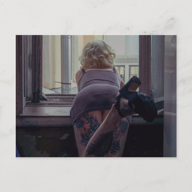 Carte Postale Fille dans la fenêtre  (Devant)