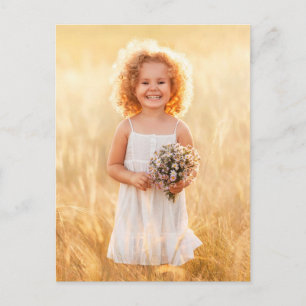 Carte Postale Fille dans une prairie avec un bouquet de Fleurs s