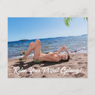 Carte Postale Fille des vacances de printemps allongée sur une p