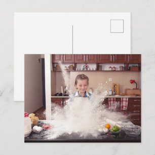 Carte Postale Fille drôle dans une cuisine en désordre