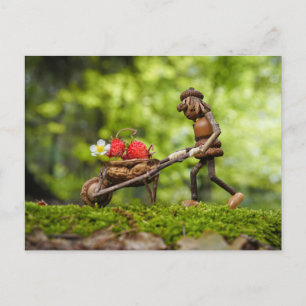 Carte Postale Fille elf d'Acorn portant des fraises