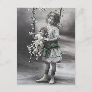Carte Postale Fille esthétique avec sa poupée Vintage noir&blanc