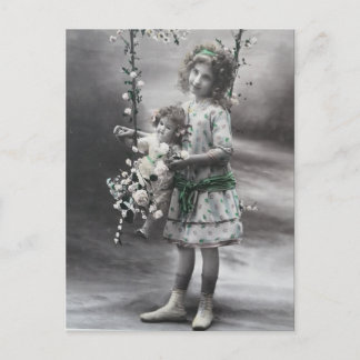 Carte Postale Fille esthétique avec sa poupée Vintage noir&blanc