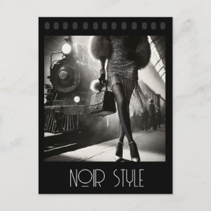 Carte Postale Fille glamour vintage rétro à la gare