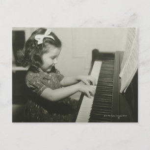 Carte Postale Fille jouant du piano